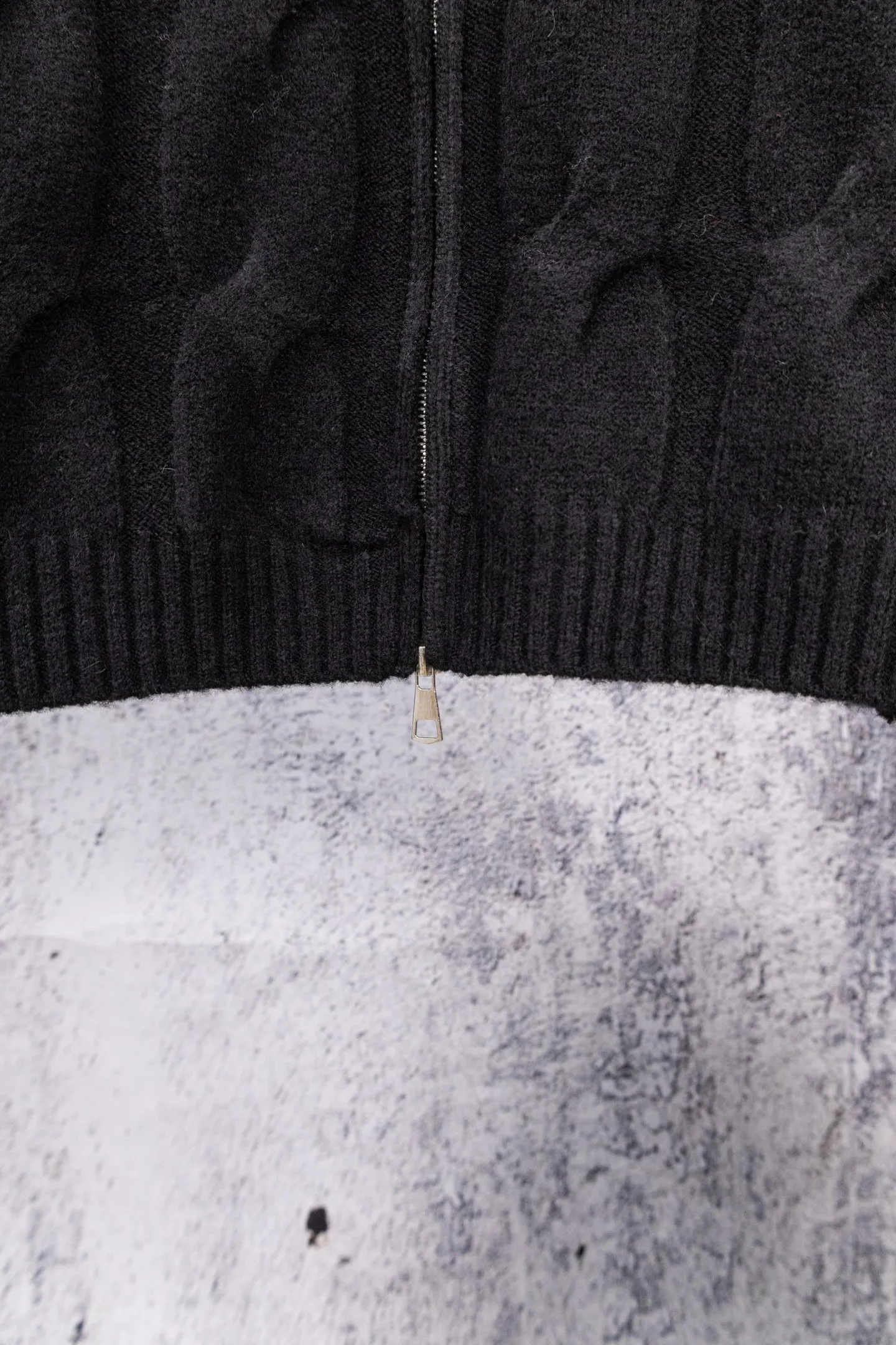 P190 Ralph Lauren 2026 new blended twist craft autumn and winter high-quality double zipper stand collar knitted cardigan jacket. Its design is really amazing. The blended twist craft makes it full of texture. The double zipper stand collar design is not only warm but also super stylish. Wearing it instantly enhances your temperament. Whether it is paired with a dress or jeans, it can be easily worn, showing a high-end feel in autumn and winter. The colors are also super nice, and each one is super elegant. Wearing them while walking on the street will turn heads 100% of the time. 🎺 This autumn and winter, buy yourself a warm and fashionable jacket, so that you can look beautiful in the cold weather. Size: S M L Color: Beige Black Gray